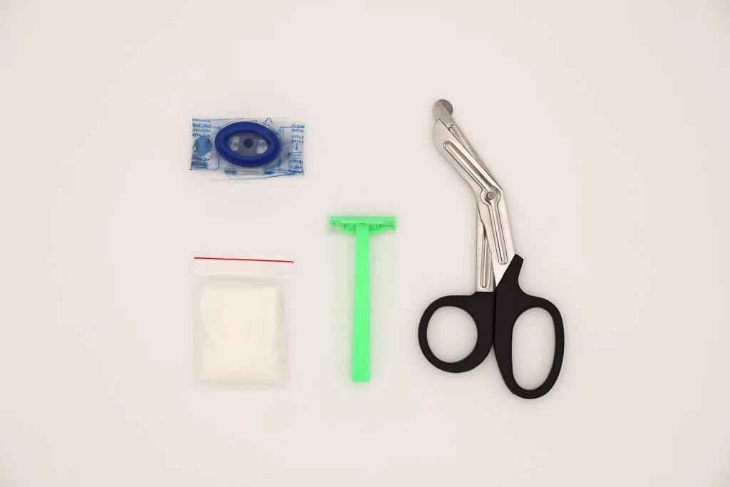 AED Defibrillator SET SMARTY SAVER, vollautom. Auslösung, Umschalter Erwachsene-Kinder, Kombi-Elektroden mit Metall-Wandkasten und AED - Standortwinkel