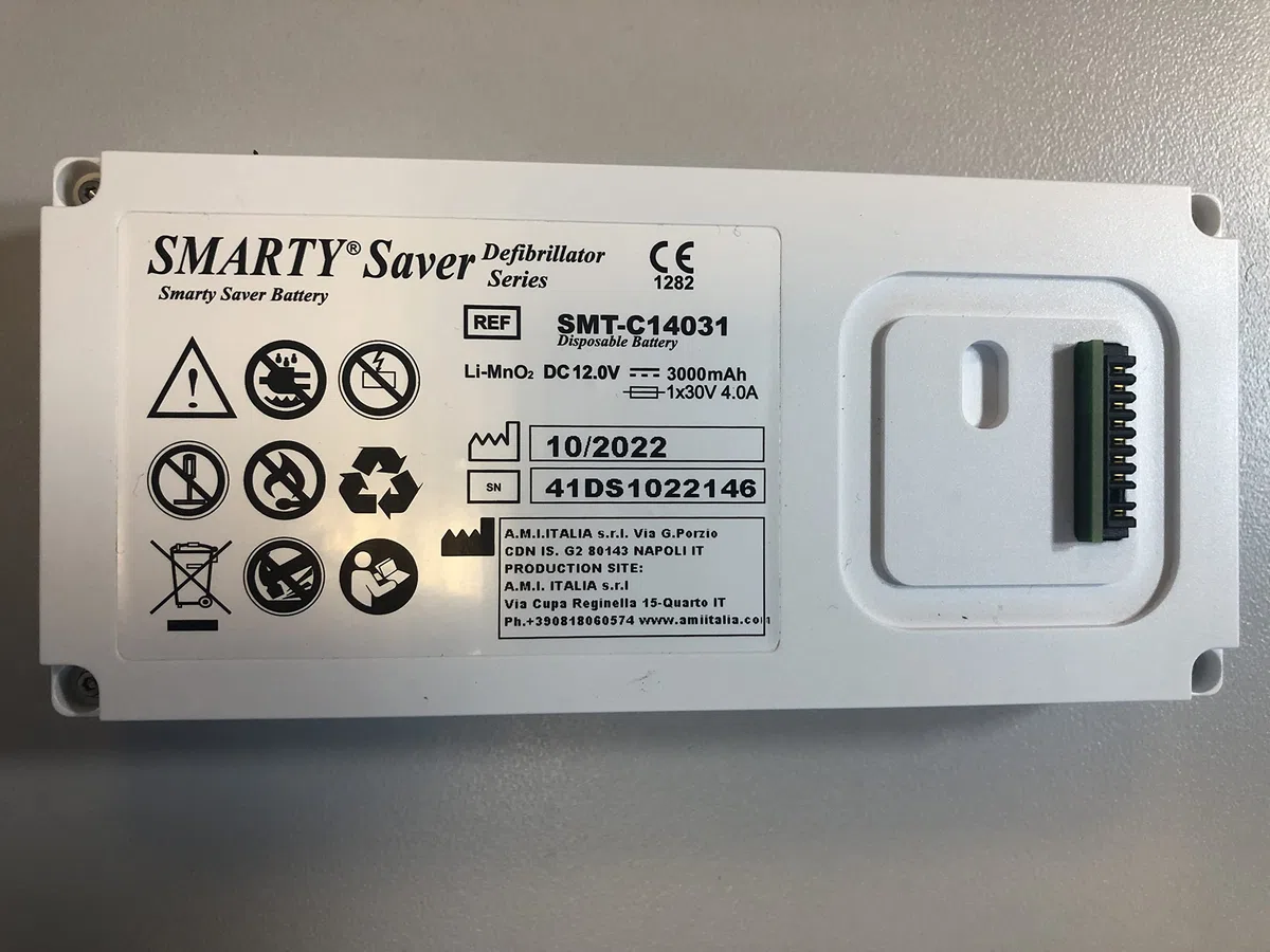 AED Defibrillator SET SMARTY SAVER, vollautom. Auslösung, Umschalter Erwachsene-Kinder, Kombi-Elektroden mit Metall-Wandkasten und AED - Standortwinkel